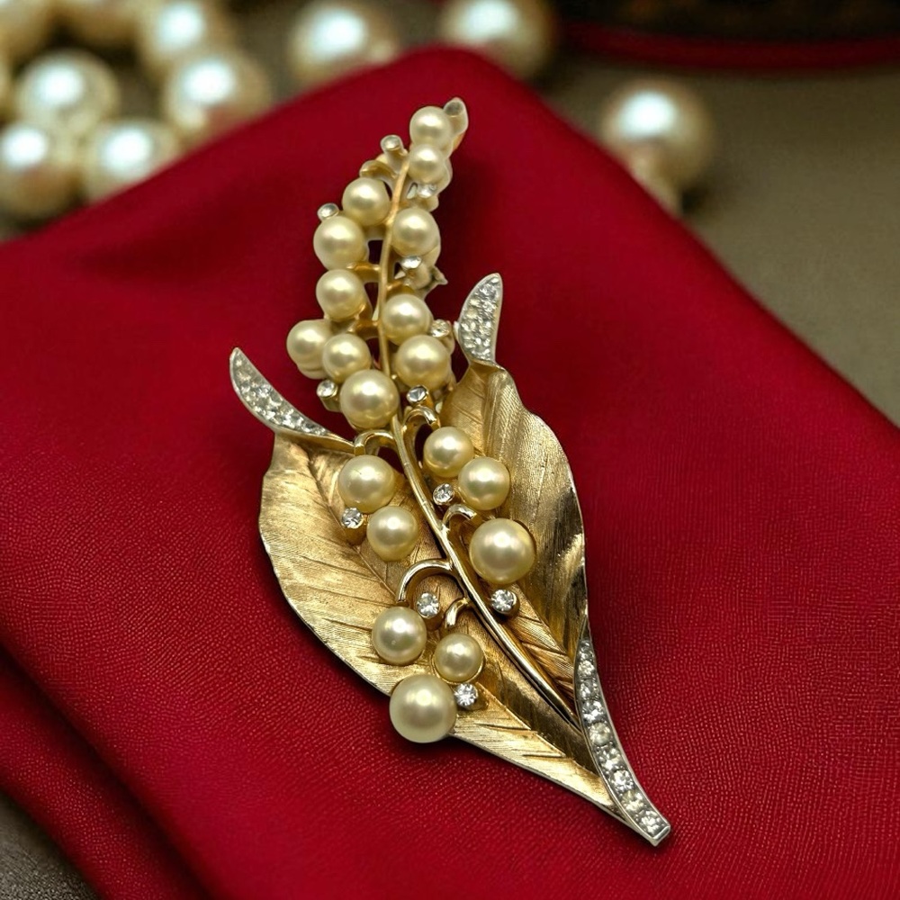 Vintage Trifari Rare Lily-of-the-Valley Pearl Crystal Encrusted Gold Leaf Brooch